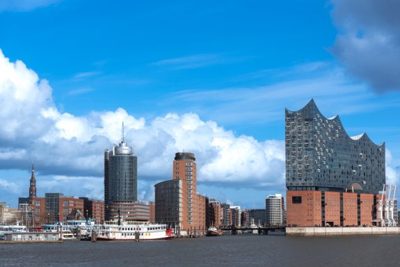 Blick über die Elbe zur Elbphilharmonie