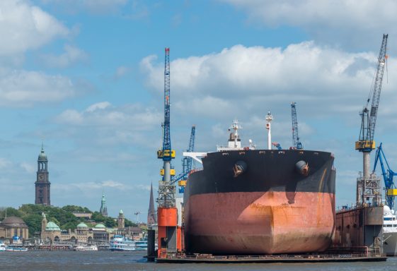 Schiffsreparaturdock bei der Werft Blohm und Voss